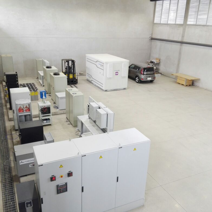 Irradia Energía y Eductrade formalizan el contrato para trabajar en la ampliación de la Micro Red de la Universidad de Cuenca (Ecuador)