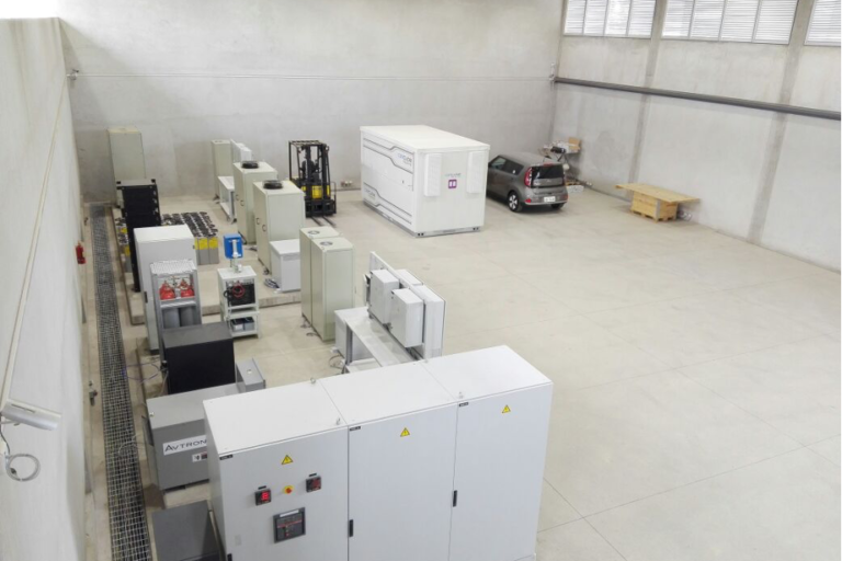 Irradia Energía y Eductrade formalizan el contrato para trabajar en la ampliación de la Micro Red de la Universidad de Cuenca (Ecuador)