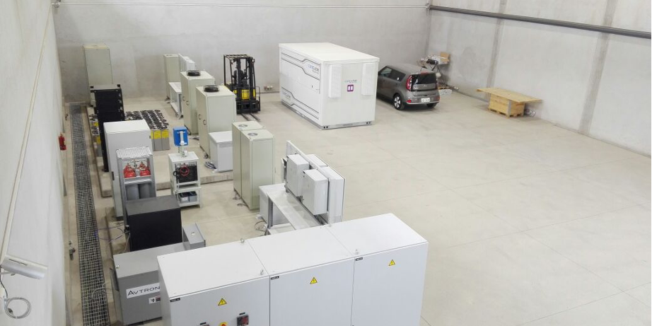 Irradia Energía y Eductrade formalizan el contrato para trabajar en la ampliación de la Micro Red de la Universidad de Cuenca (Ecuador)