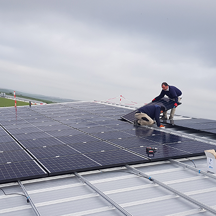 Instalación de placas solares de autoconsumo en la Granja La Pastora