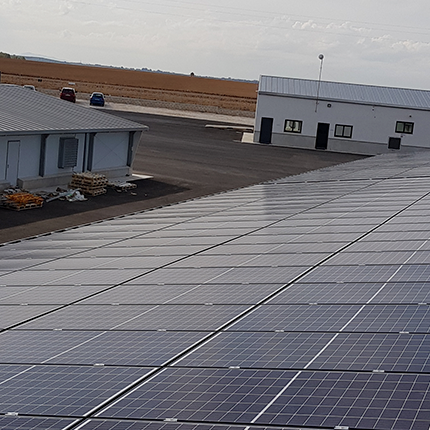 Instalación de placas solares de autoconsumo en la Granja Las Medianas